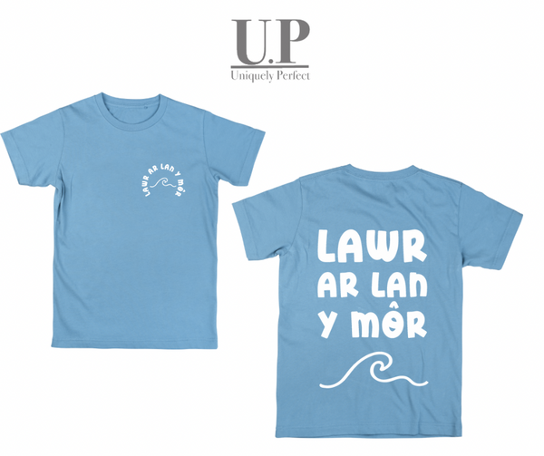 Lawr ar lan y môr t shirt