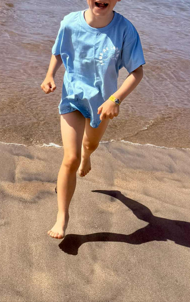 Lawr ar lan y môr t shirt