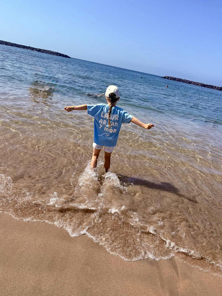 Lawr ar lan y môr t shirt