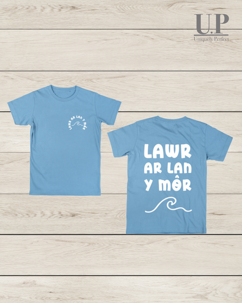 Lawr ar lan y môr t shirt